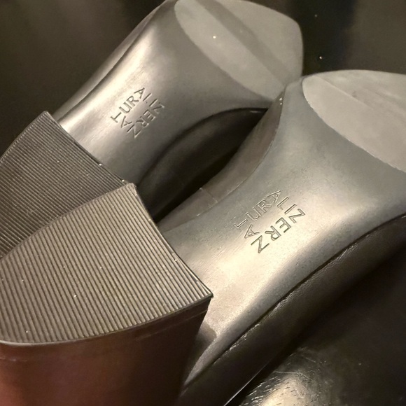 Naturalizer Black Leather Low Heels Sz 9.5 - Picture 3 of 7